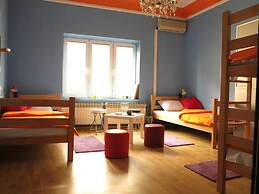 Traveler's Hostel & Apartments