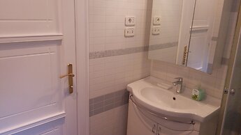Traveler's Hostel & Apartments