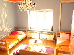 Traveler's Hostel & Apartments