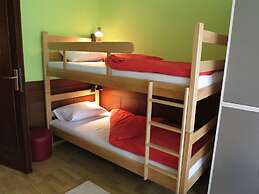 Traveler's Hostel & Apartments