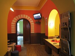 Traveler's Hostel & Apartments