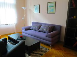 Traveler's Hostel & Apartments