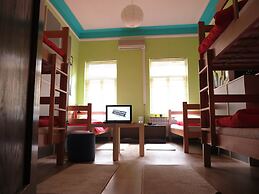 Traveler's Hostel & Apartments
