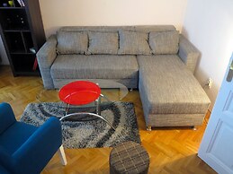 Traveler's Hostel & Apartments