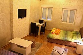 Traveler's Hostel & Apartments