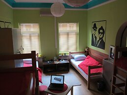 Traveler's Hostel & Apartments