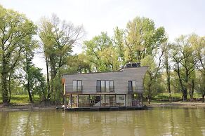 B&B Boatel Charlie