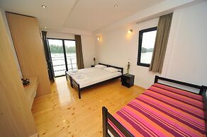 B&B Boatel Charlie