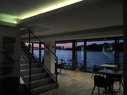 B&B Boatel Charlie