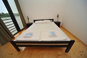 B&B Boatel Charlie