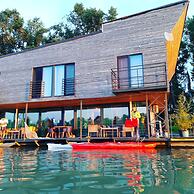 B&B Boatel Charlie
