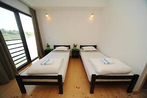 B&B Boatel Charlie
