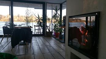 B&B Boatel Charlie