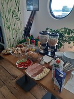 B&B Boatel Charlie