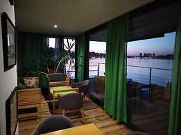 B&B Boatel Charlie