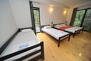 B&B Boatel Charlie