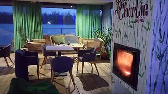B&B Boatel Charlie