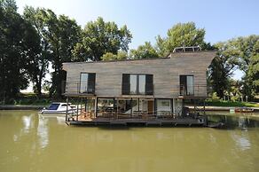B&B Boatel Charlie