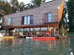 B&B Boatel Charlie