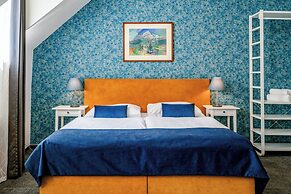 BlueBell Hotel