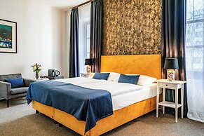 BlueBell Hotel