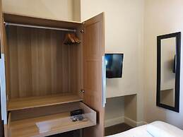 OYO Bath Road Apartments