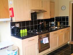 OYO Bath Road Apartments