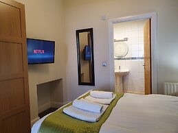 OYO Bath Road Apartments