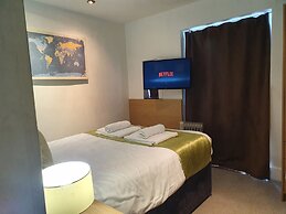 OYO Bath Road Apartments