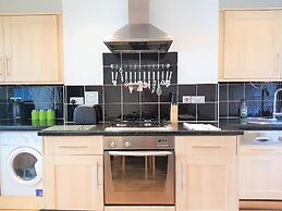 OYO Bath Road Apartments