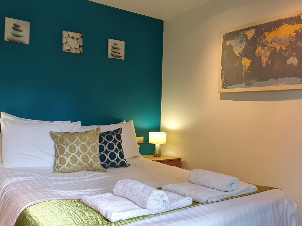 OYO Bath Road Apartments