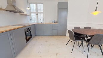 Large and Bright Apartment in Centre
