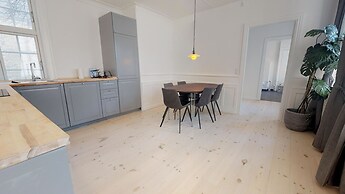 Large and Bright Apartment in Centre