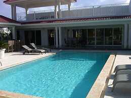 Vacation Villa Gated Only Minutes From Downtown