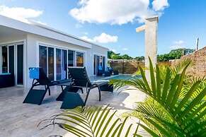 Professionally Decorated Open Concept Villa