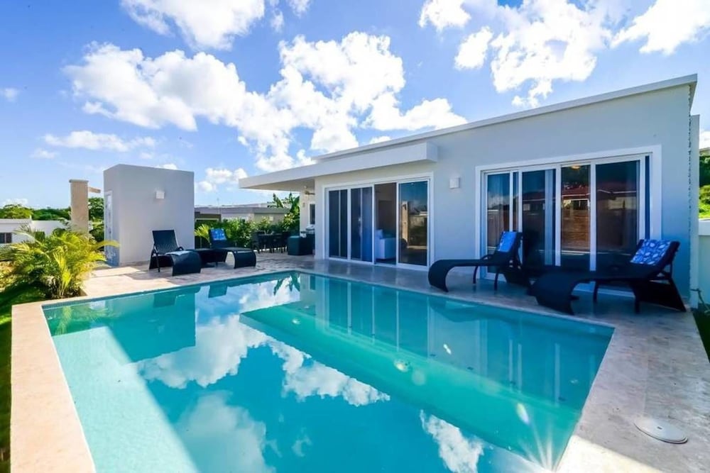 Professionally Decorated Open Concept Villa