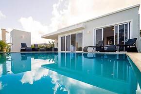 Professionally Decorated Open Concept Villa