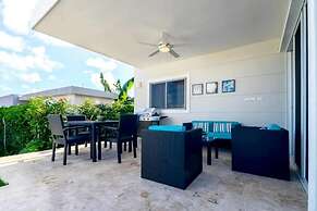 Professionally Decorated Open Concept Villa