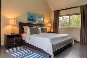 Villa Equipped With an Infinity Edged Pool in Gated Community