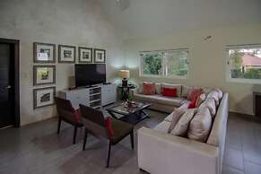 Villa Equipped With an Infinity Edged Pool in Gated Community