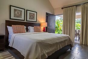 Villa Equipped With an Infinity Edged Pool in Gated Community