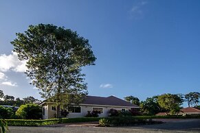 Villa Equipped With an Infinity Edged Pool in Gated Community