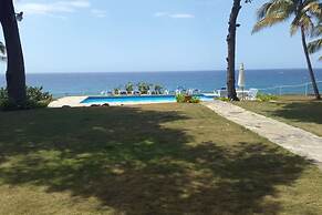 Spacious Oceanfront Villa