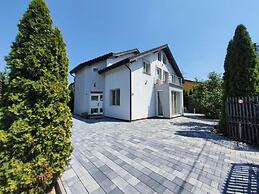 Green Wood Residence