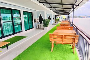 Chaiyai River Front Hotel