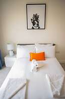 Thames View 2 Bed Apartment With Balcony