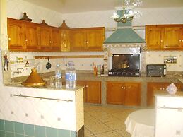 Stylish 4 Bedrooms Villa Ref 1081