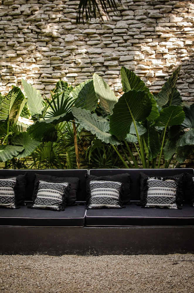 Radhoo Tulum