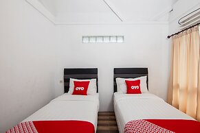 OYO 1812 Dg Inn