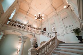 Royal Palace Luxury Suites & Hotel